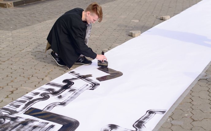 Хлопець зі Львова влаштував у центрі Ужгорода арт-шоу – 02