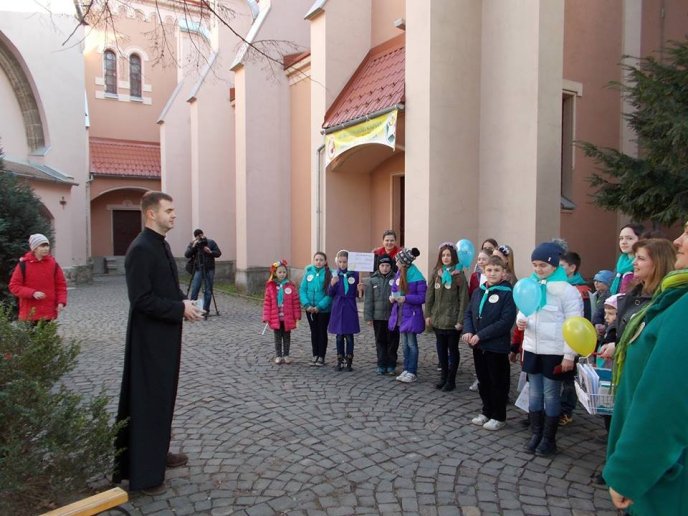 Учасники бібліоходи "Мукачево – читай!" запрошували містян читати книги – 02