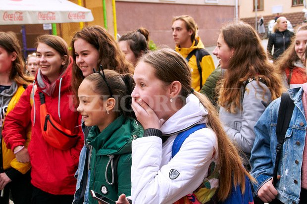 Ужгородом прогулялись актори серіалу "Школа" – 02