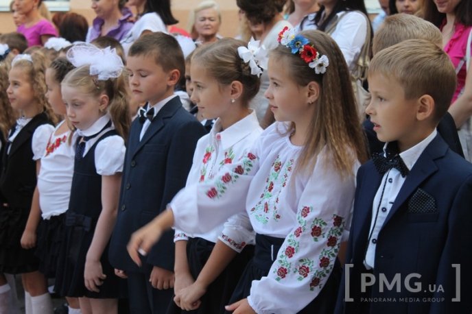 НВК "Гармонія" урочисто відзначила свято Першого вересня лінійкою у вишиванках – 06