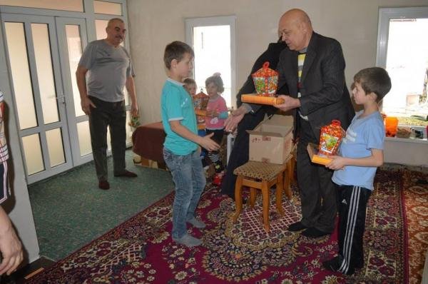 Геннадій Москаль від імені Святого Миколая вручив подарунки дітям у прийомних сім’ях – 04