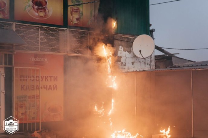 Пожежа на ринку Краснодонців в Ужгороді: загорівся торговий павільйон – 02