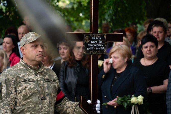 У захисника залишилися мама і кохана дівчина: в Ужгороді поховали молодого Героя – 03
