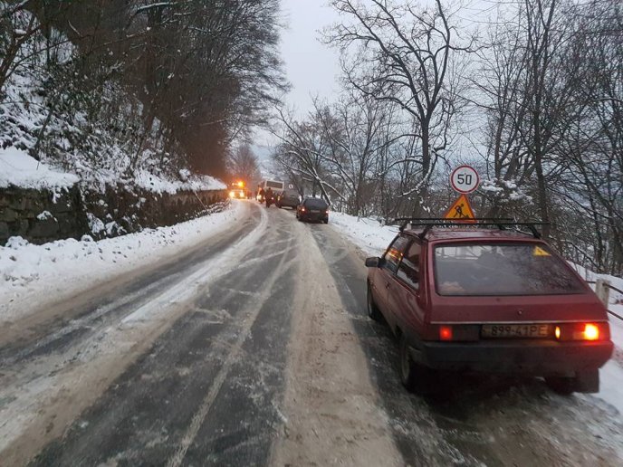 Неподалік Великого Березного сталась ДТП, яка заблокувала транспортний рух на виїзді з селища – 02