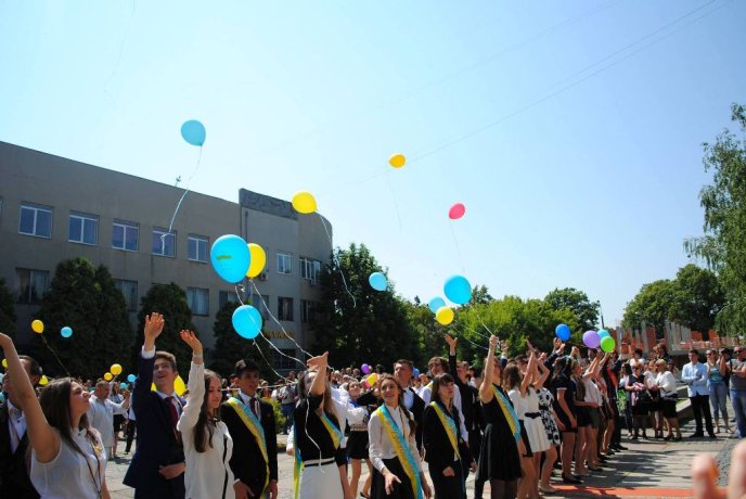 Ужгородські випускники теж станцювали вальс (ФОТО) – 03