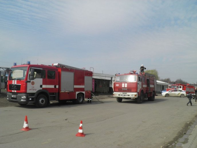 На території одного з ужгородських ринків згорів магазин електротоварів – 06 На території одного з ужгородських ринків згорів магазин електротоварів – 06