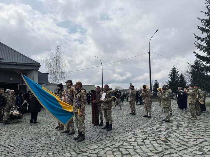 У Мукачеві попрощалися із загиблим Героєм – 05