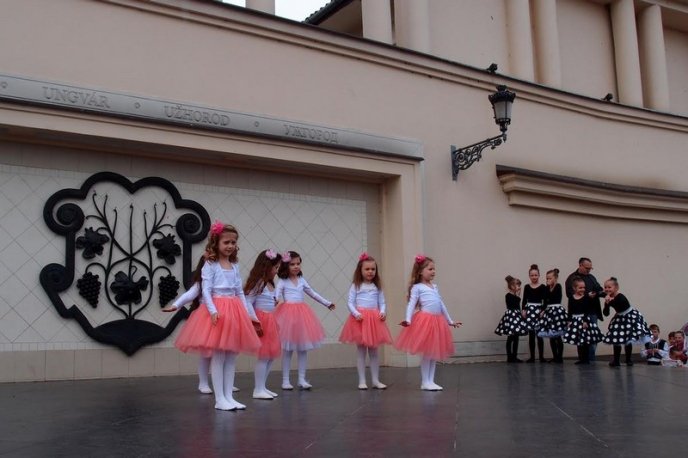 Як закарпатці в центрі Ужгорода танцювали – 09