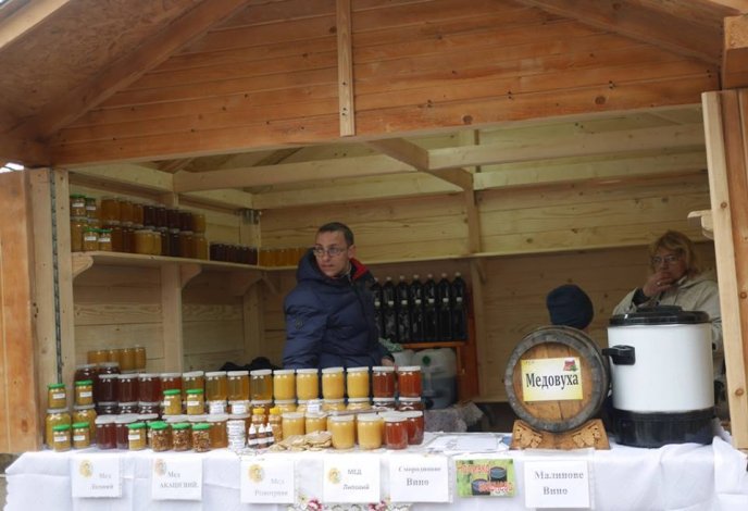 В Ужгороді на фестивалі можна скуштувати медовуху, різні смаколики та купити сувенір – 09