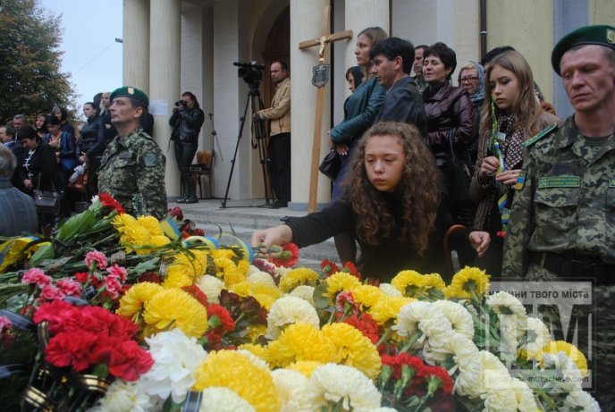 Сум, плач та сльози: Мукачево попрощалось з героєм-земляком (ФОТОРЕПОРТАЖ) – 19