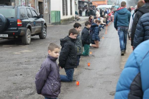 На колінах зі сльозами на очах полеглого "кіборга" зустріли мешканці рідної Ільниці (ФОТО) – 02