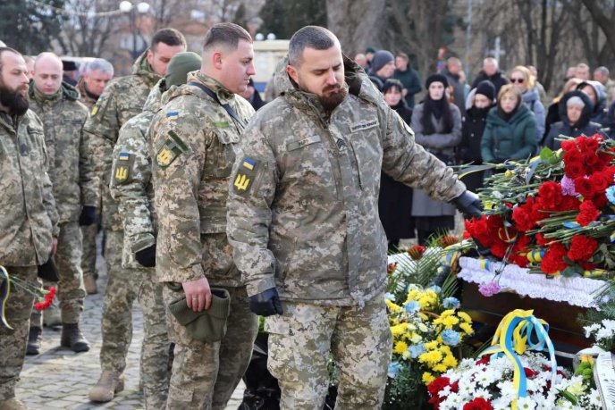 Ужгород навколішки провів в останню дорогу захисника – 05