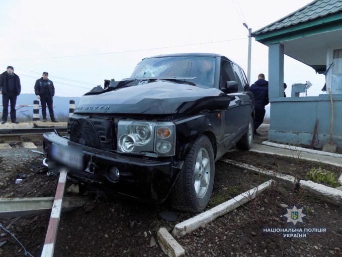 У Великій Копані автомобіль «Land Rover» зіткнувся з потягом – 03