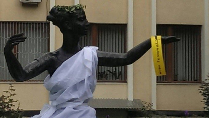 Студенти-історики УжНУ одягли один з пам’ятників обласного центру у святковий одяг (ФОТО) – 01 Студенти-історики УжНУ одягли один з пам’ятників обласного центру у святковий одяг (ФОТО) – 01