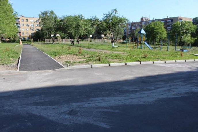 В Мукачеві показали внутрішньоквартальний проїзд, відремонтований за півмільйона гривень – 03