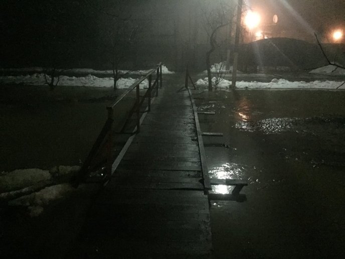 У Ракошині вода підтопила кілька сільських вулиць: через паводок призупинено навчання у школі – 04