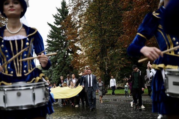 В Ужгороді закарпатці пройшли святковою ходою зі 100-метровим прапором – 03 В Ужгороді закарпатці пройшли святковою ходою зі 100-метровим прапором – 03