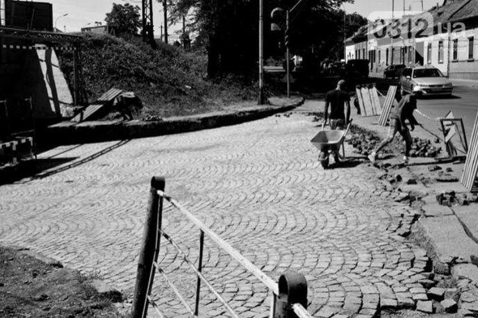 Чому ремонт на вулиці Антонівській в Ужгороді досі не завершили – 03