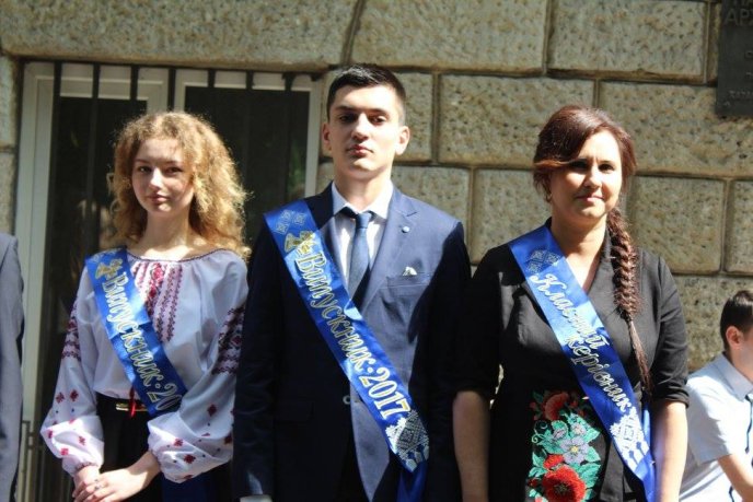 Як у лінгвістичній гімназії в Ужгороді останній дзвоник проходив – 11 Як у лінгвістичній гімназії в Ужгороді останній дзвоник проходив – 11