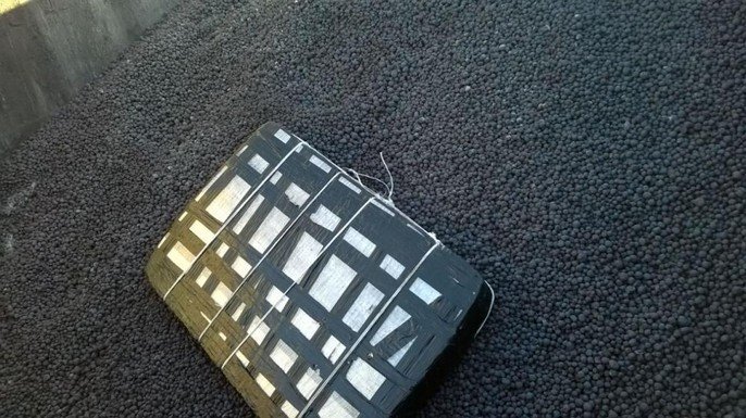 Вигадливі контрабандисти винайшли новий спосіб переправити цигарки – 02 Вигадливі контрабандисти винайшли новий спосіб переправити цигарки – 02