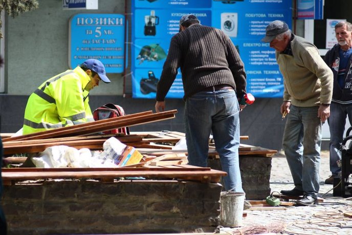 У центрі Мукачева комунальники оновлюють лавки – 02