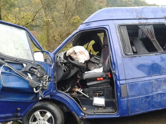 У Хусті зіткнулись два мікроавтобуси: четверо людей у реанімації – 01