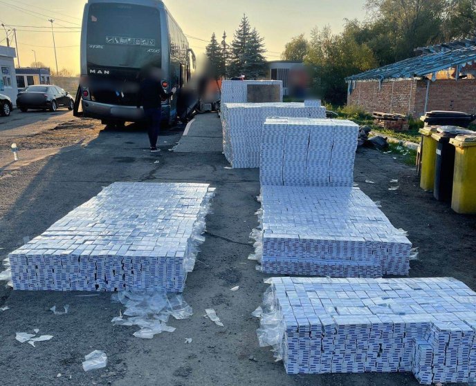 З’явилися фото, як ділки спромоглися спакувати 150 000 пачок сигарет в туристичний автобус – 01