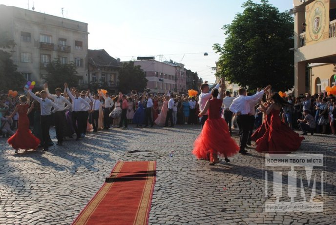 У центрі Мукачева відбувся урочистий парад випускників (ФОТО) – 43