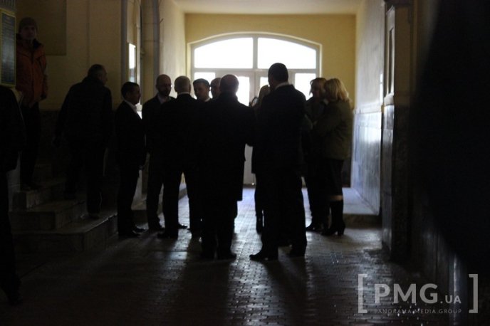 Протести у центрі Мукачева: сутички, заблокована ратуша та крики "Ганьба" в адрес мера – 22