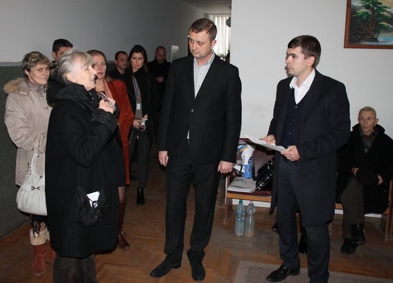 Активісти ініціативної групи «Кірпічка» влаштували акцію протесту у суді – 03