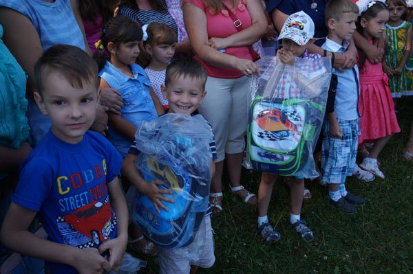 В рамках благодійної акції до Дня знань нові ранці отримали близько 3800 першокласників Тячівщини та Рахівщини – 12 В рамках благодійної акції до Дня знань нові ранці отримали близько 3800 першокласників Тячівщини та Рахівщини – 12