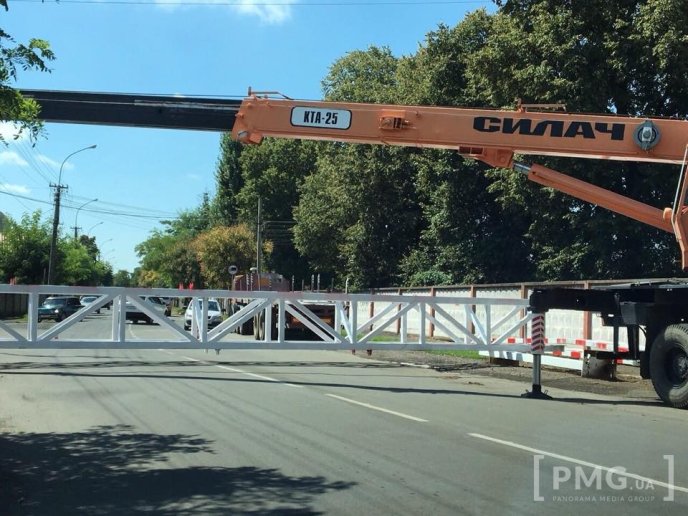 У Мукачеві на вулиці Підгорянській встановлюють новий обмежувач руху великогабаритного транспорту – 02