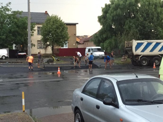 Користувачі соцмереж висміюють роботу мукачівських дорожників, які у дощ асфальтували дорогу – 06