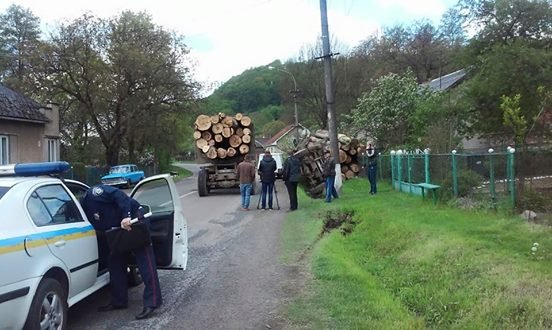 Біля Перечина лісовоз з’їхав у кювет – 01