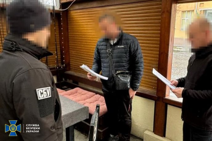 Троє закарпатців переправляли чоловіків за кордон. Серед їхніх клієнтів був клірик – 03