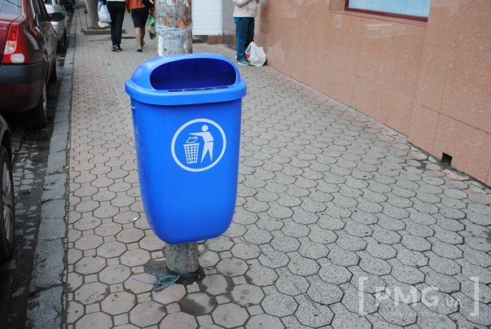 Сміттєві баки європейського зразка встановлюють у Мукачеві – 01