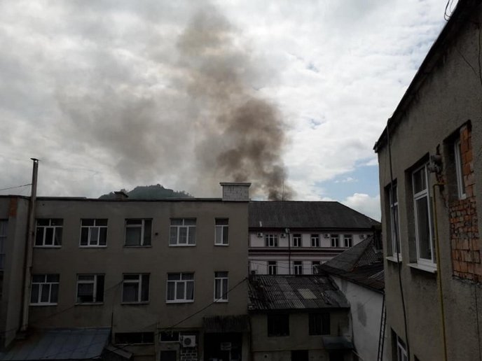 Вогонь у центрі міста: у соцмережах повідомляють про пожежу в піцерії – 01 Вогонь у центрі міста: у соцмережах повідомляють про пожежу в піцерії – 01