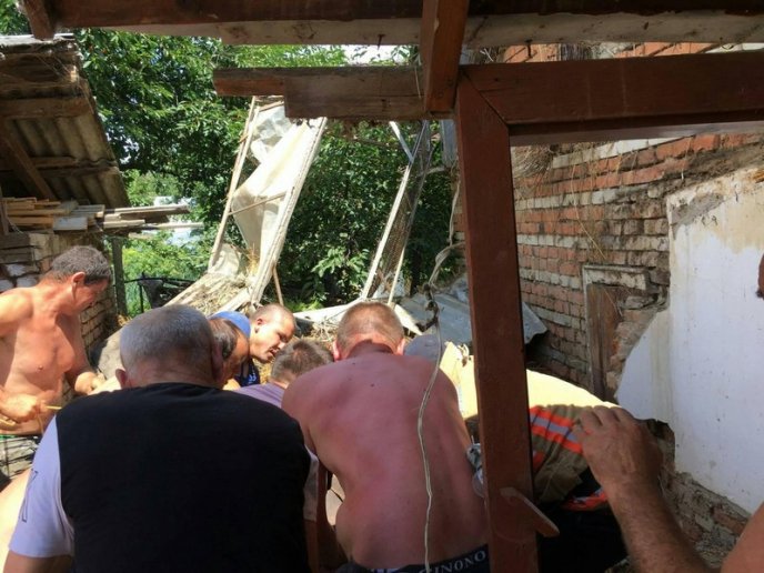 На Виноградівщині рятували корову зі страшної пастки – 01 На Виноградівщині рятували корову зі страшної пастки – 01