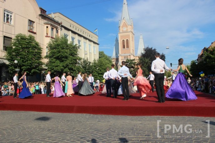 Свято випускників у Мукачеві: вальс, усмішки та селфі – 02 Свято випускників у Мукачеві: вальс, усмішки та селфі – 02