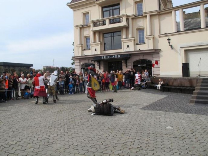 У центрі Ужгорода лицарі влаштували середньовічну битву – 09