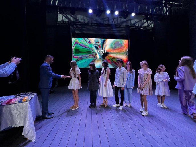 У Мукачеві нагородили випускників одинадцятих класів – 05