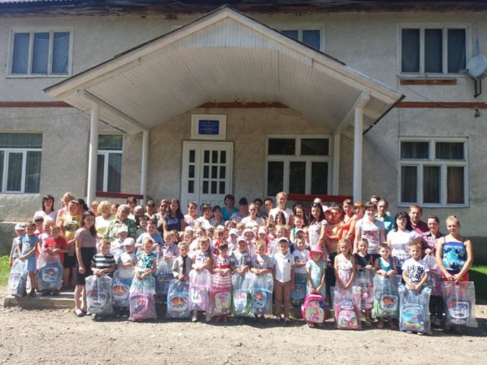 Першокласники із 12 сіл Тячівщини отримали шкільні ранці та приладдя – 11