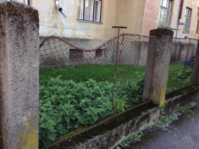 В Мукачеві склали протокол на обслуговуючу компанію за прибирання прибудинкової території – 01