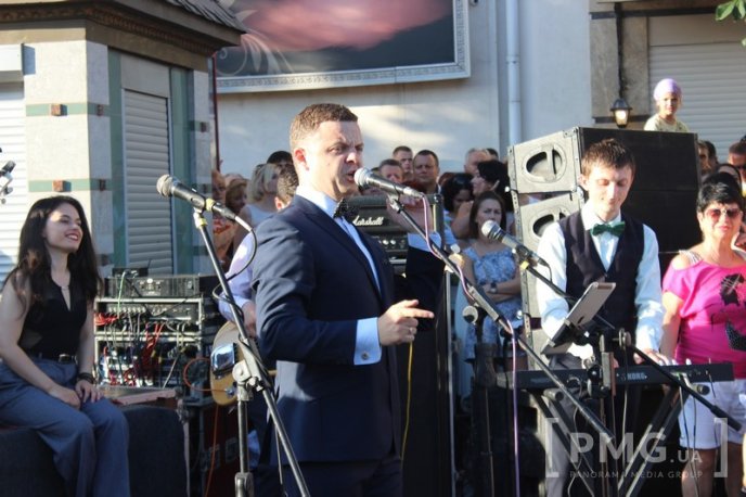 Мукачівські випускники станцювали прощальний вальс у центрі міста – 06