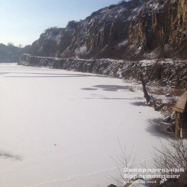 Через сильні морози ужгородський кар’єр вкрився кригою – 01