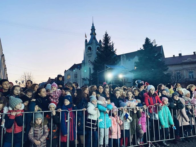 В центрі Мукачева дітлахи отримали солодкі подарунки – 10