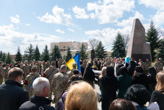 На Пагорбі Слави в Ужгороді поховали загиблого на війні Максима Дубового – 03