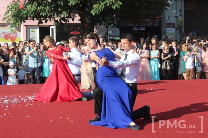 Свято випускників у Мукачеві: вальс, усмішки та селфі – 14 Свято випускників у Мукачеві: вальс, усмішки та селфі – 14