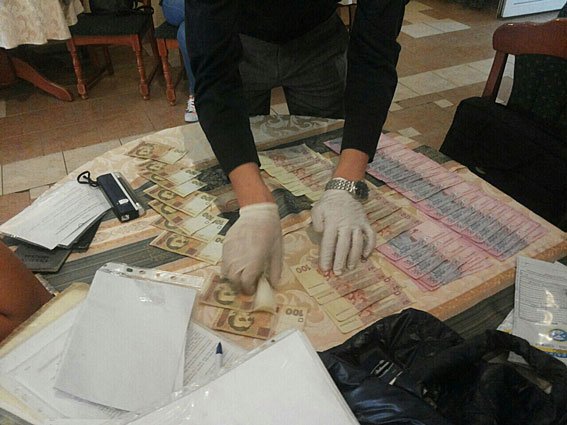 В Ужгороді при отриманні хабара затримали місцеву бізнесвумен – 01