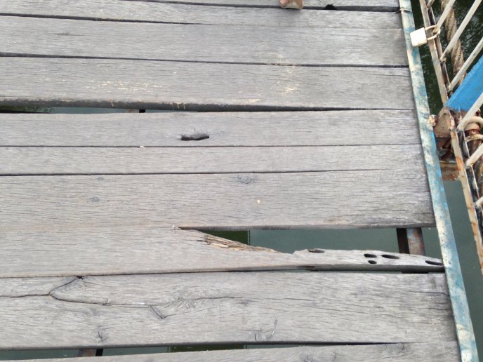 Ужгородці скаржаться на аварійний стан пішохідного мосту, який веде до Боздошського парку – 01